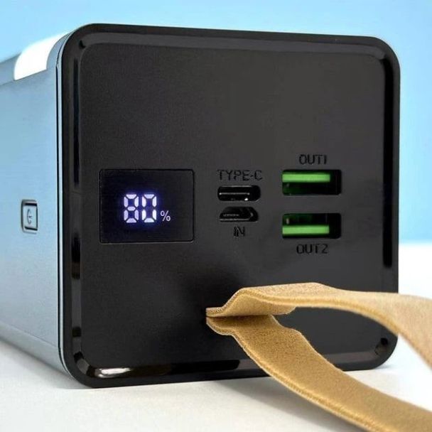 Інтерфейси та роз'єми Type-C і USB-A на торці павербанка WUW-TUGII Y55 50000 mAh для швидкої зарядки.